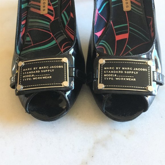 Marc Jacobs black peep toe high heel pump shoes, size 9.5, silver logo plate - Picture 4 of 10